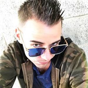 Meet your Posher, Dustin